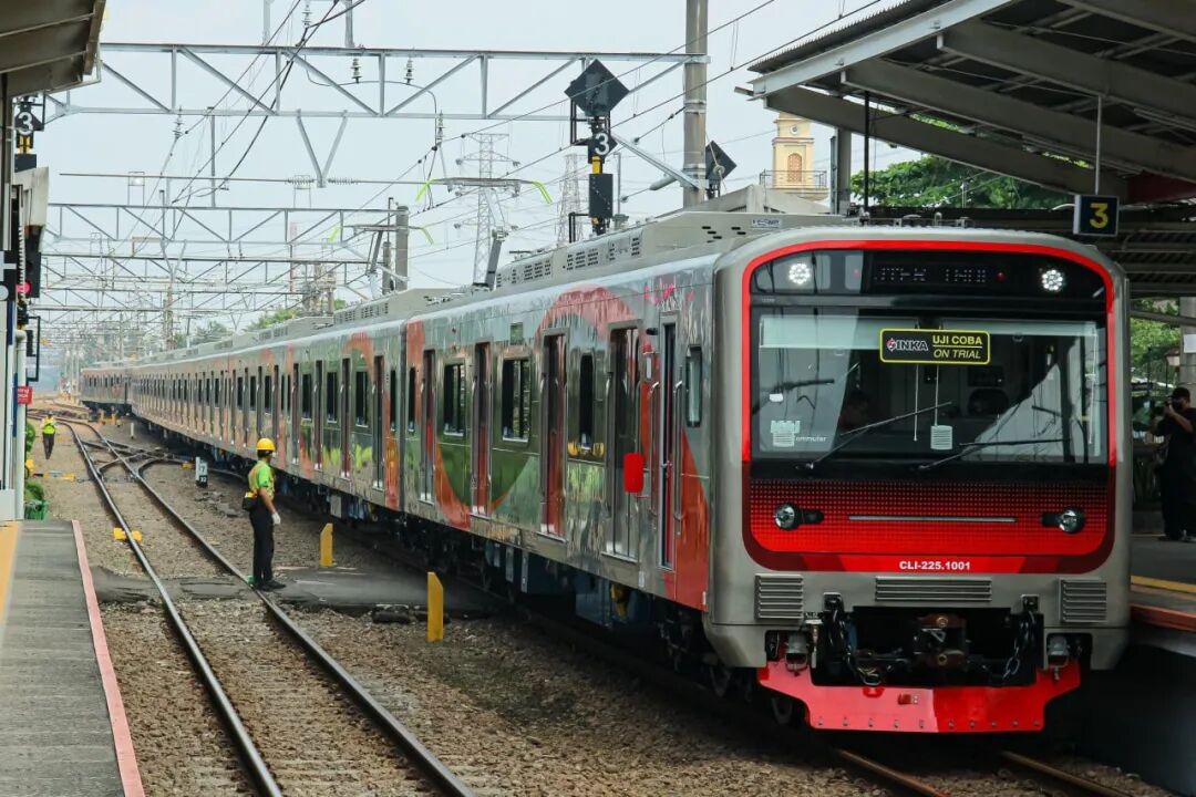 中车青岛四方造！7列顺利抵达雅加达！(图2)