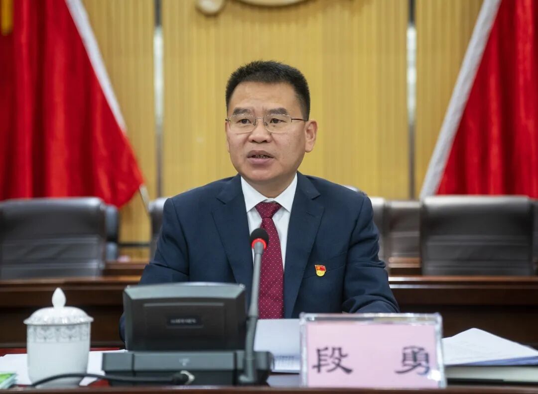 区委书记段勇作了讲话.出席全会的有区委委员27人,候补区委委员7人.