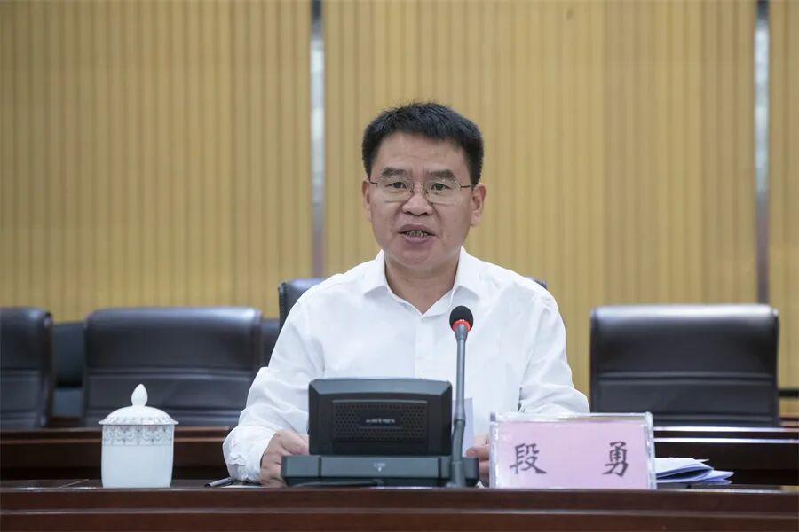 区委书记段勇出席会议并讲话,向辛勤工作在全区教育工作一线的广大