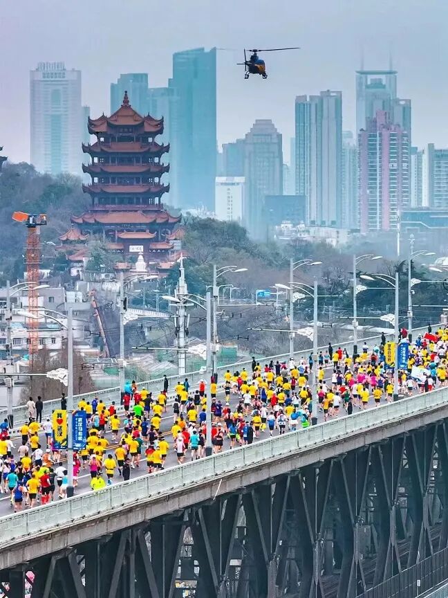 武汉马拉松跨过长江城市建成区面积与按城区人口划分的城市等级大体上