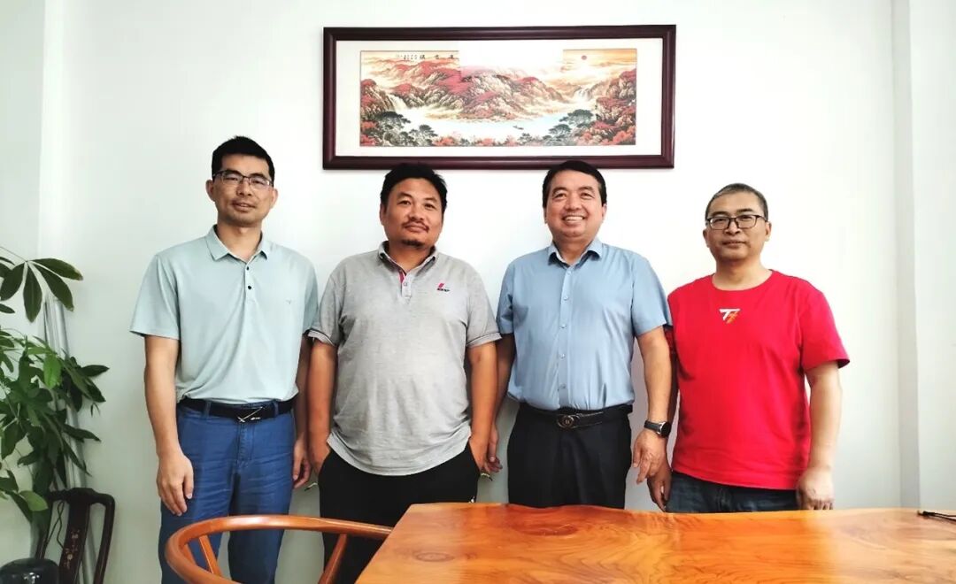 5月10日，厦门校友会会长胡永红、副会长李明明走访96级工业设计罗熠、许