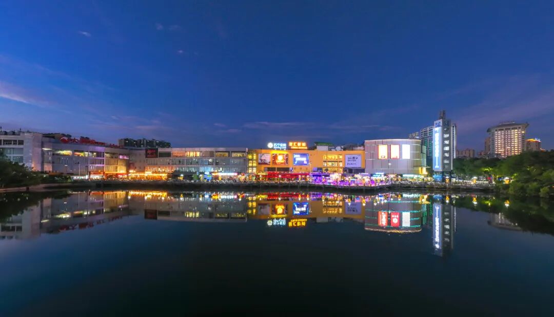 东门塘公园夜景。