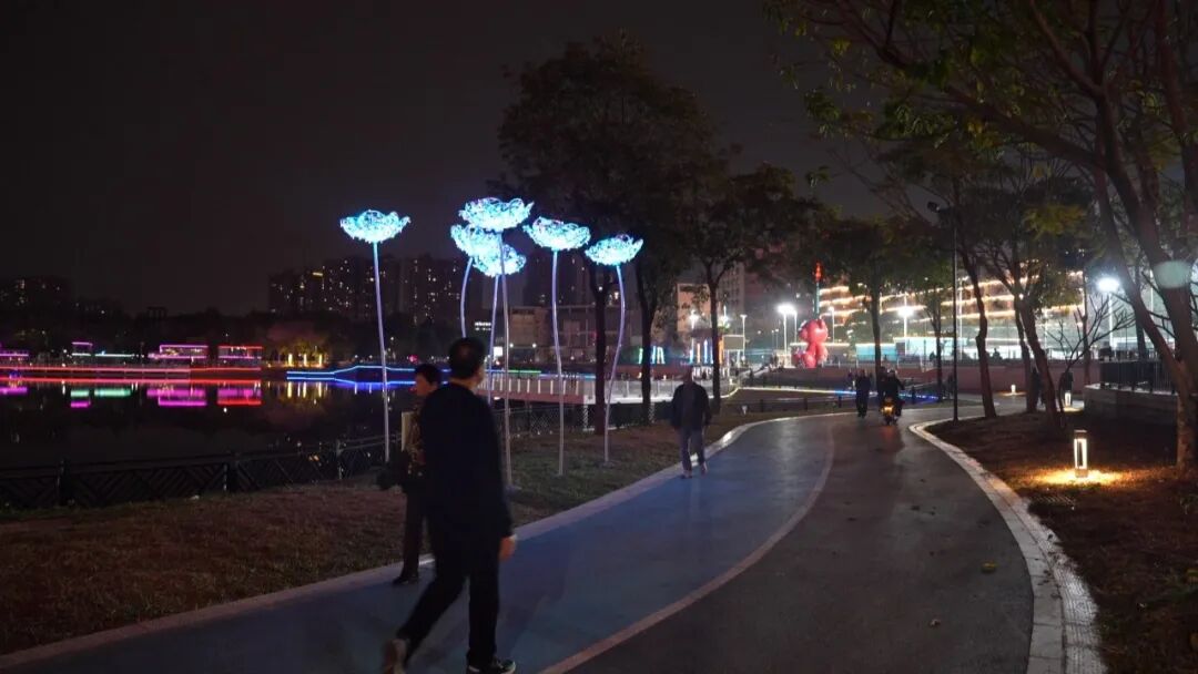 市民在东门塘公园散步。