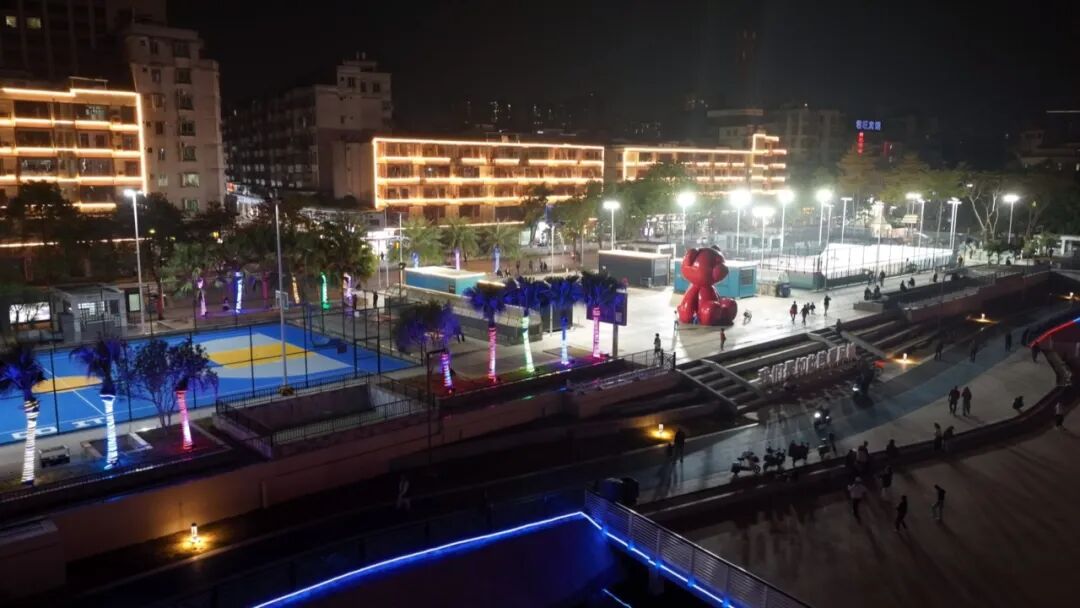 夜幕降临，市民在东门塘公园休闲娱乐。