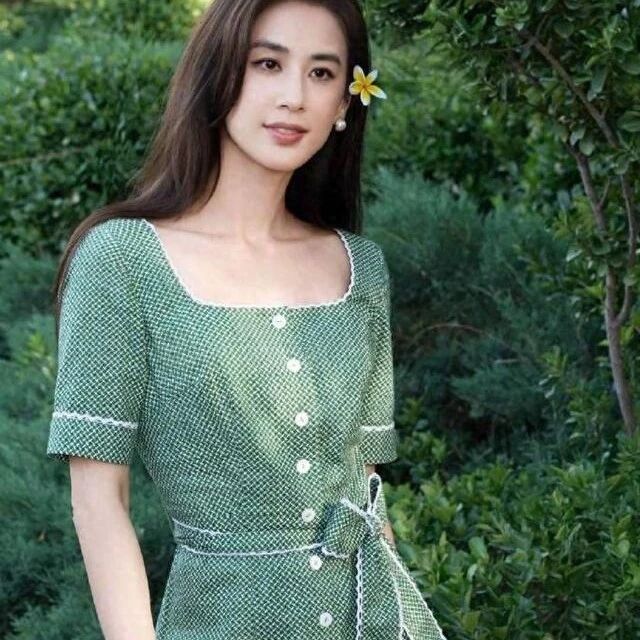 黄圣依绿色波点连衣裙复古森系 头戴鲜花高贵优雅