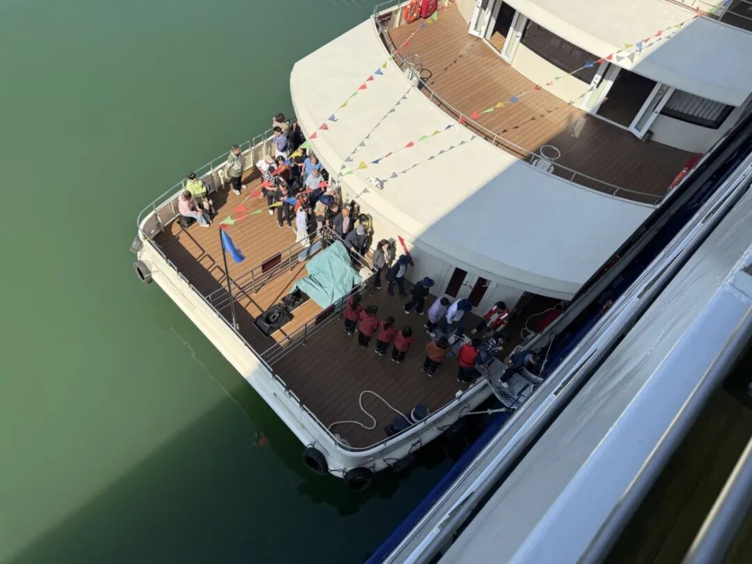 换到小船 浏览神农溪.JPG