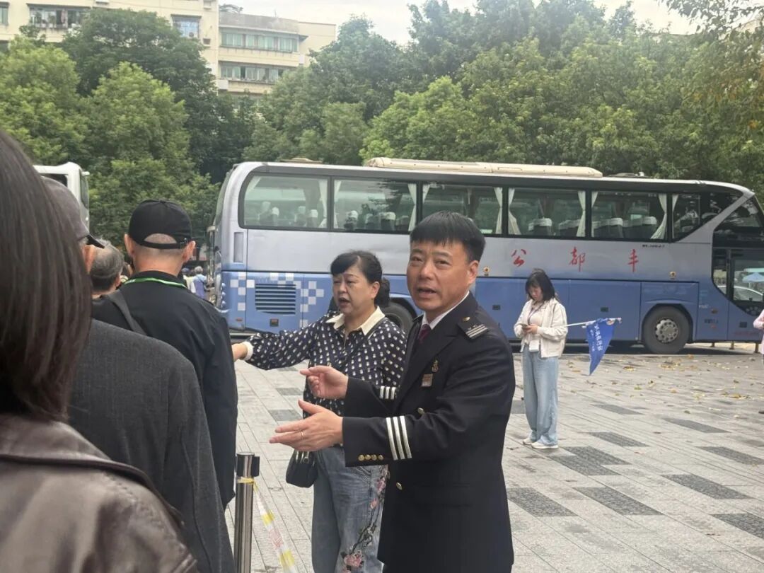 工作人员 间隔 指引 路线  (5).JPG