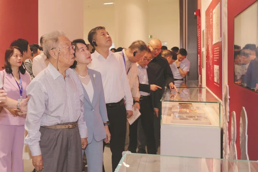 　　2025年9月23日，由广东省作协主办的第五届粤港澳大湾区文学周在广州开幕，“人民艺术家”王蒙出席活动并作主旨演讲。图为王蒙参观广东文学馆