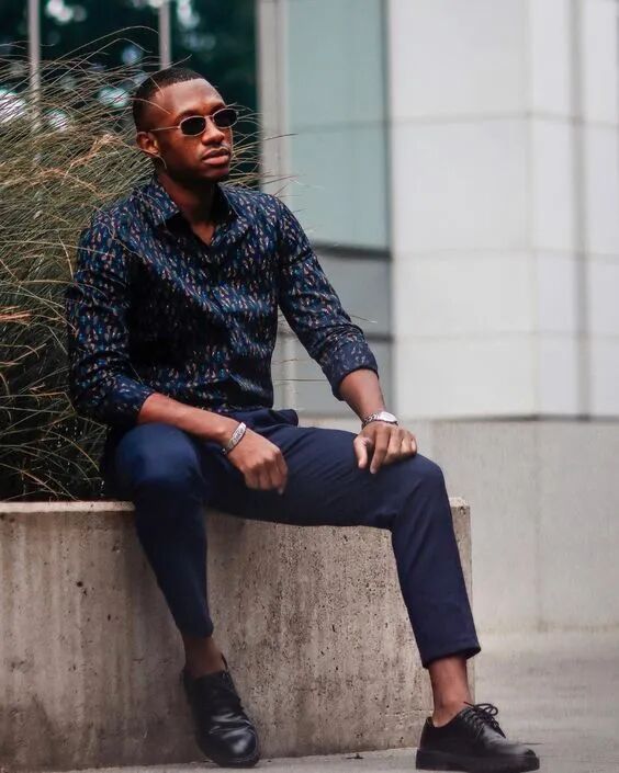 穿上一双色彩鲜明或图案有趣的高筒袜,再搭配一双复古风格的皮鞋,如