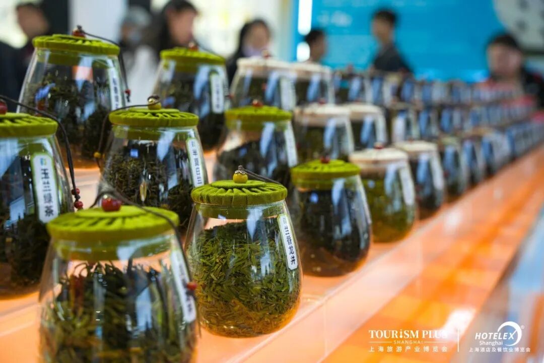 比如桔品茶业针对本次展会,带来了轻乳茶,鲜果茶等热点品类的茶叶解决