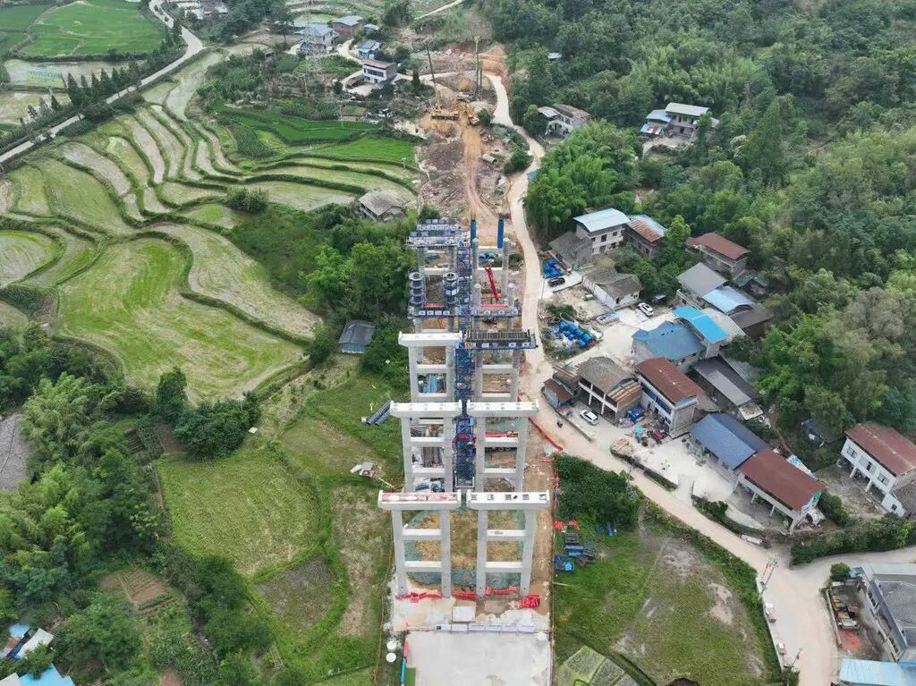 建设中的开万梁高速。重庆高速集团供图