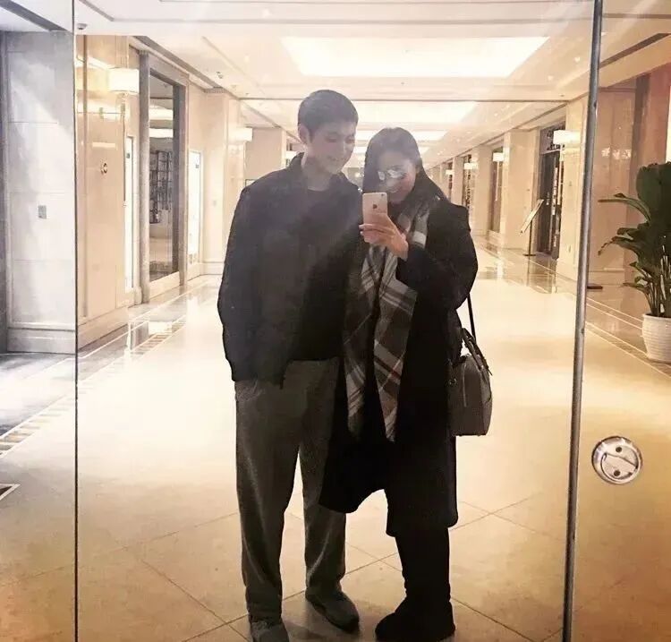 尽管聂磊的家庭背景无法与张梓琳相提并论,但他的才华和品质却让人