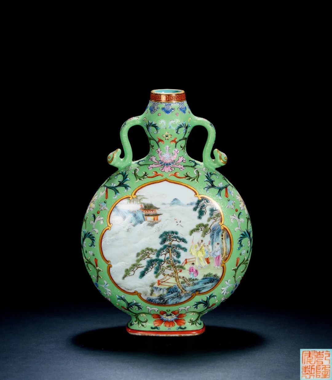 其中,"重要中国古董珍玩"专场汇集历代重要陶瓷,漆器,掐丝珐琅器,铜器