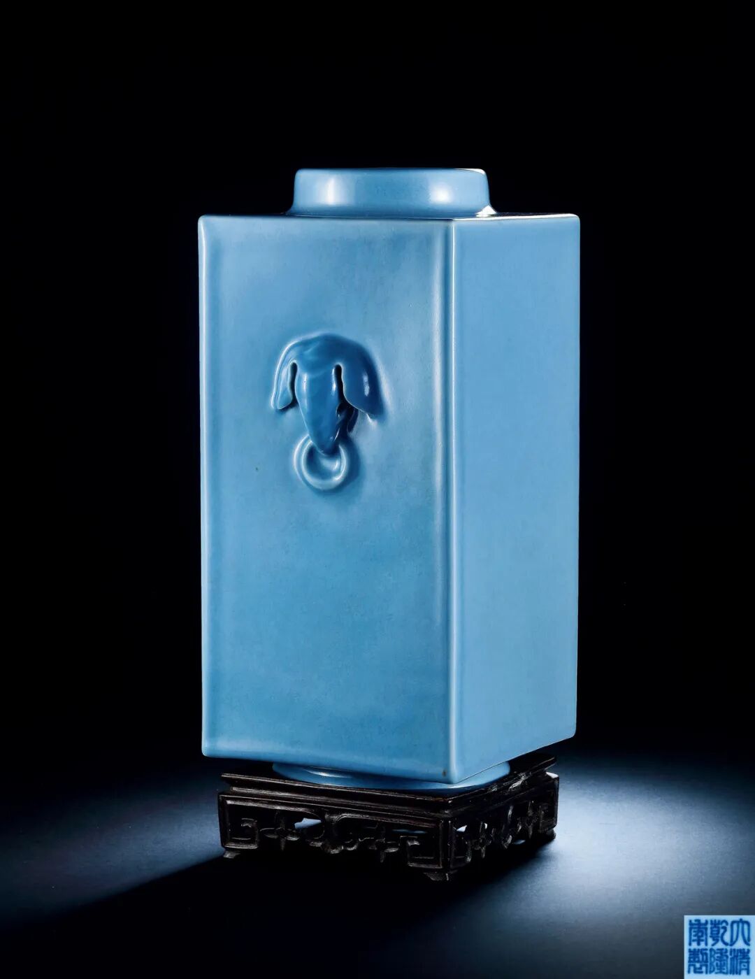 其中,"重要中国古董珍玩"专场汇集历代重要陶瓷,漆器,掐丝珐琅器,铜器