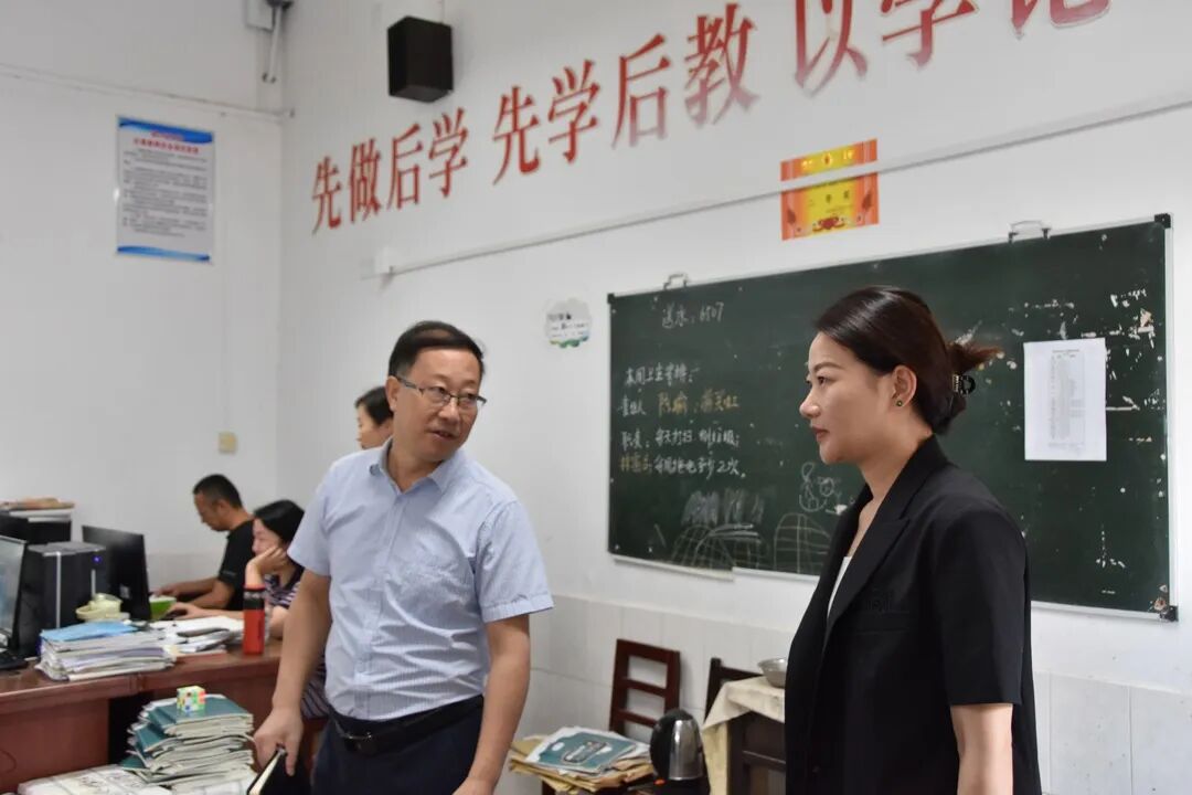“第一校长”丁瑜副区长一行到渌口区五中调研编制工作