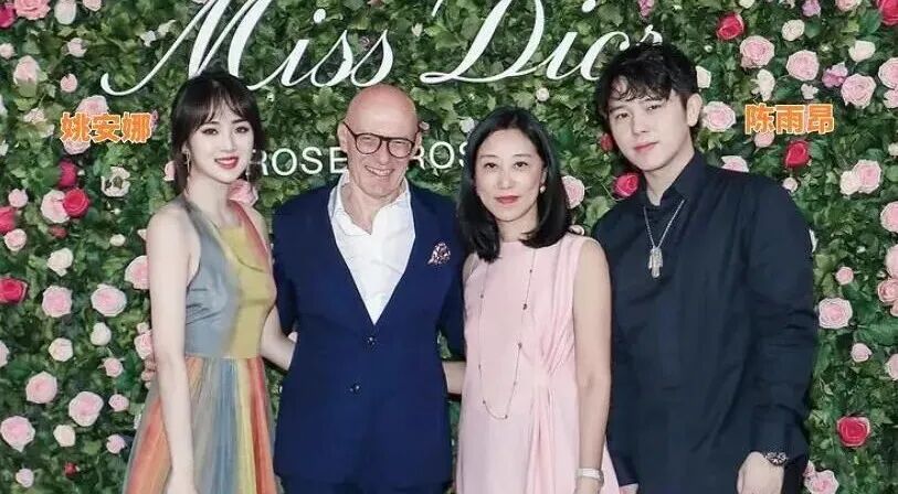 给她运作出道的经纪公司是天浩盛世,知名二代后花园,黄子韬刚归国就