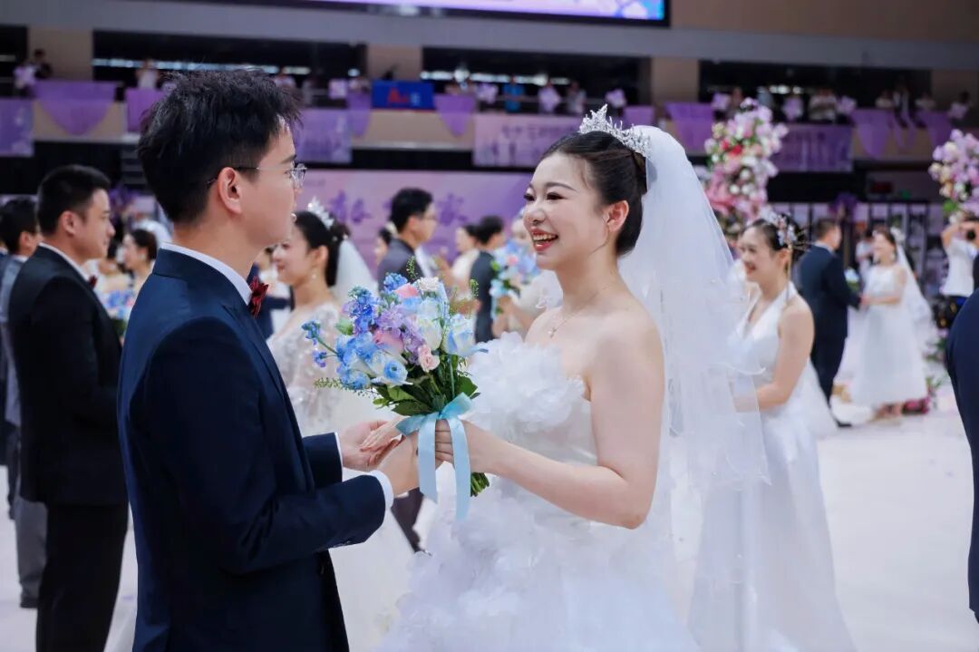 华科大73对新人集体成婚