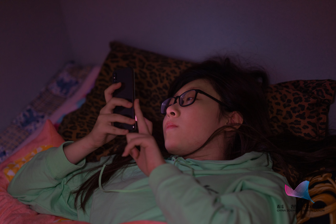 讲真！长期玩手机，正在让你变得越来越丑，尤其是这个姿势…（组图） - 9