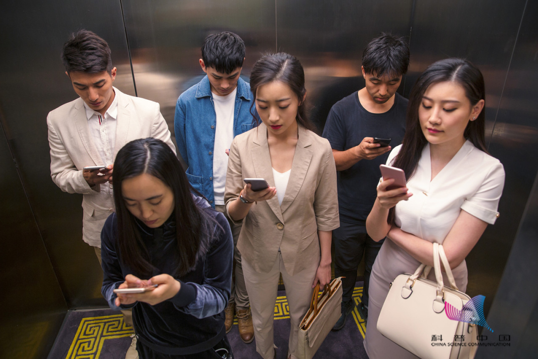 讲真！长期玩手机，正在让你变得越来越丑，尤其是这个姿势…（组图） - 4