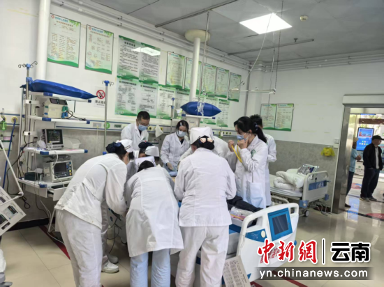 图为医护团队抢救患者。