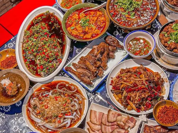 峨眉山雾中山间的旷野漫游 - 封面图