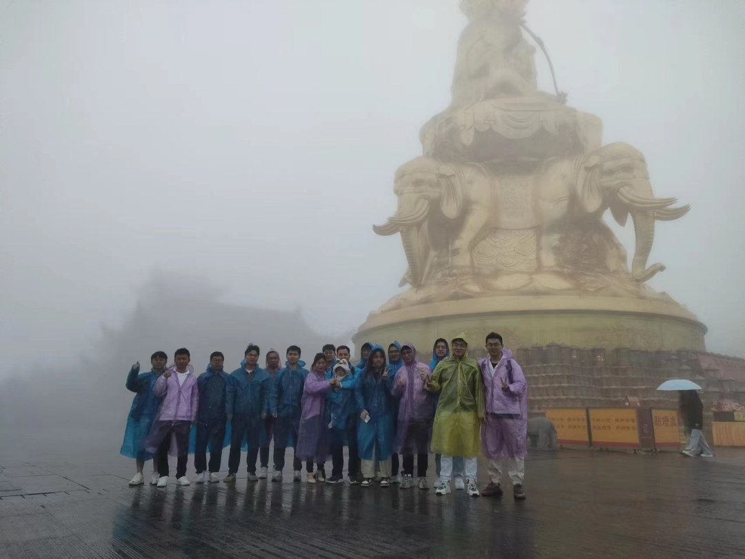 峨眉山雾中山间的旷野漫游 - 封面图