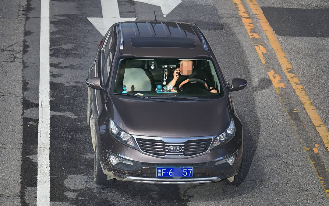 被拍到了加大查处力度妨碍安全驾驶的交通违法行为对开车接打手持电话