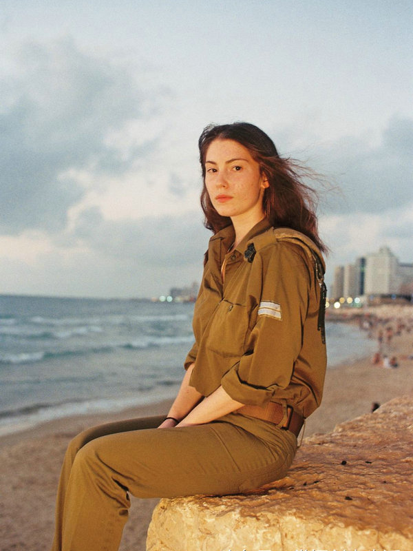 以色列女兵有多"xiong猛",网友:扫射我吧!我投降!-友友