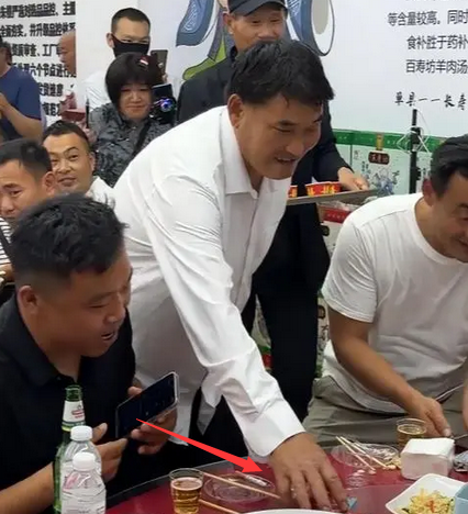 大衣哥没有把摆宴席的地方放在县城的高档饭店里,而是放在了朱楼村的