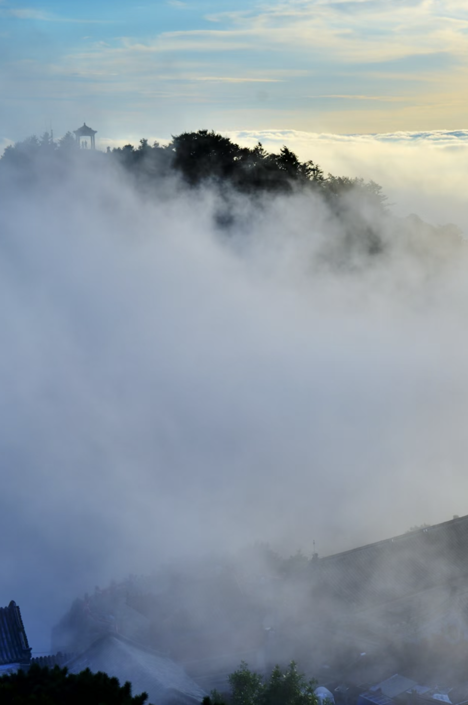 晚风掠过,携着山巅的微凉,吹得经幡轻舞,天边残霞如锦,将泰山的轮廓