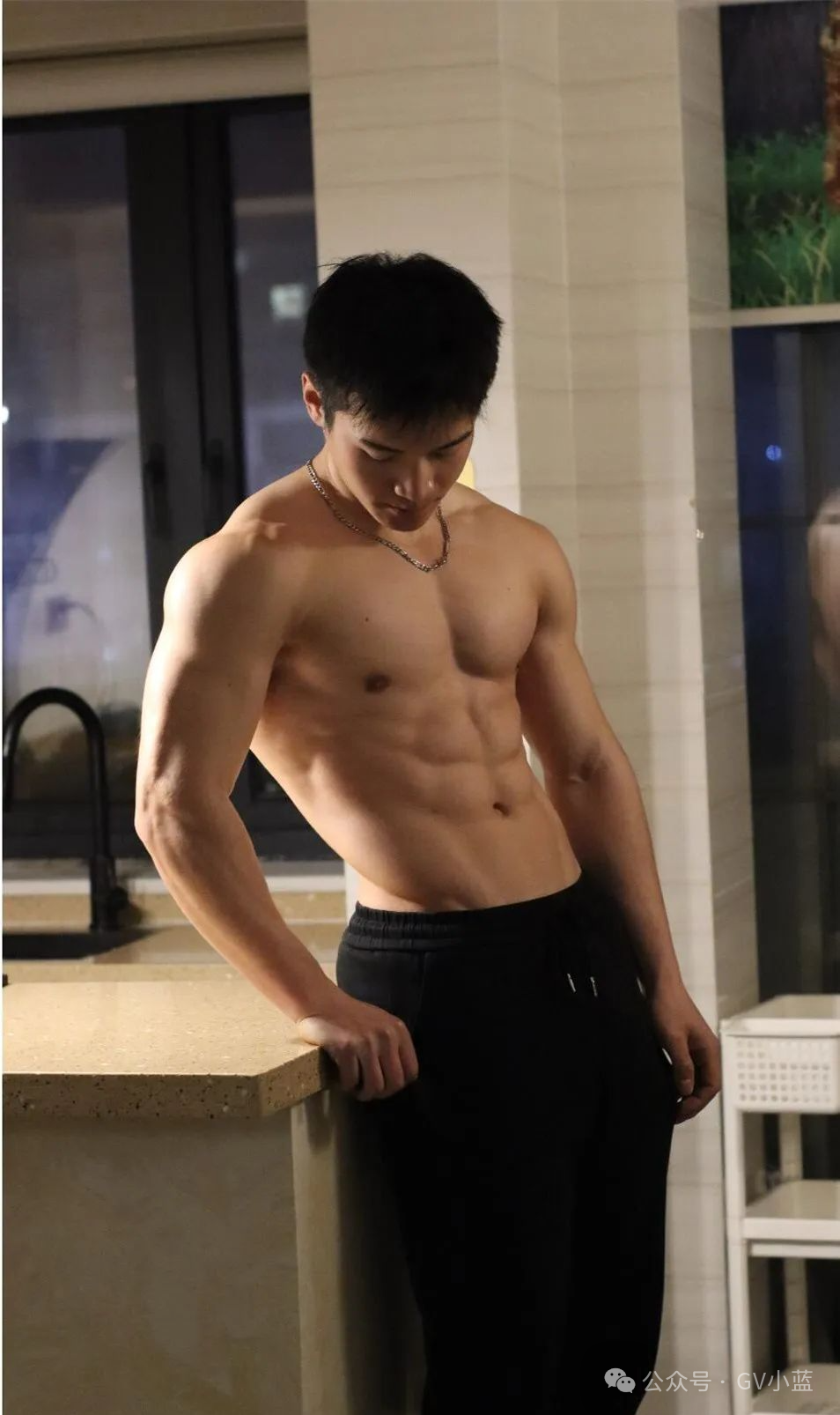 四川楼道里的腹肌体育生，模特兼私教