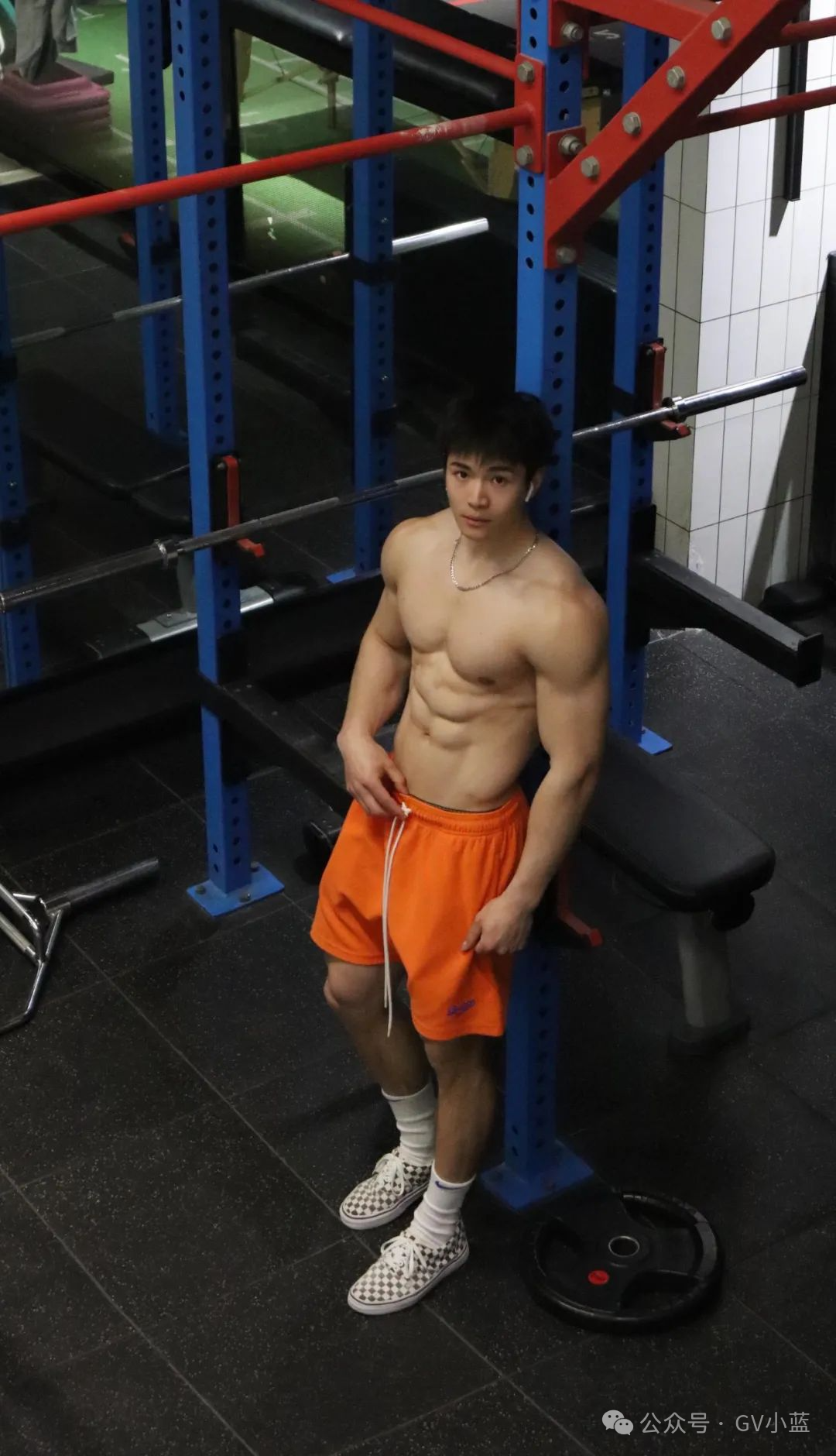 四川楼道里的腹肌体育生，模特兼私教