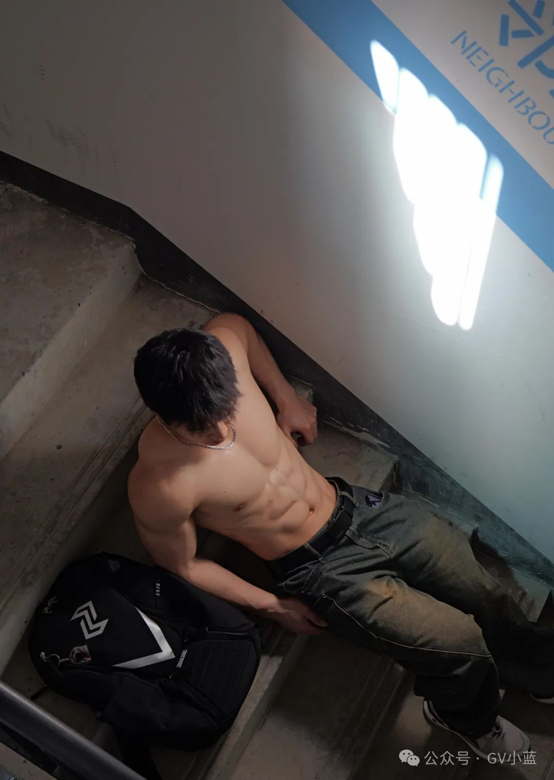 四川楼道里的腹肌体育生，模特兼私教