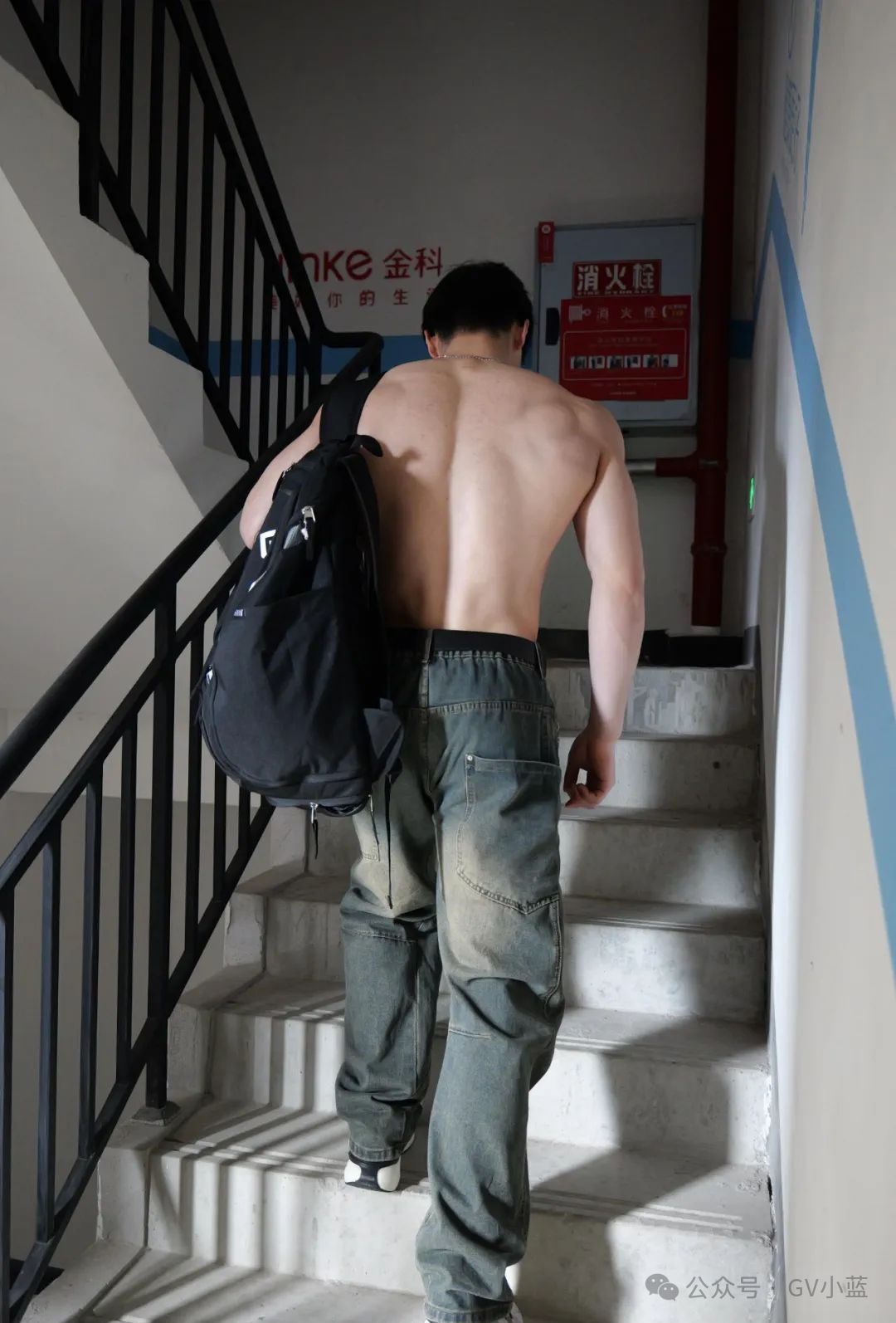 四川楼道里的腹肌体育生，模特兼私教