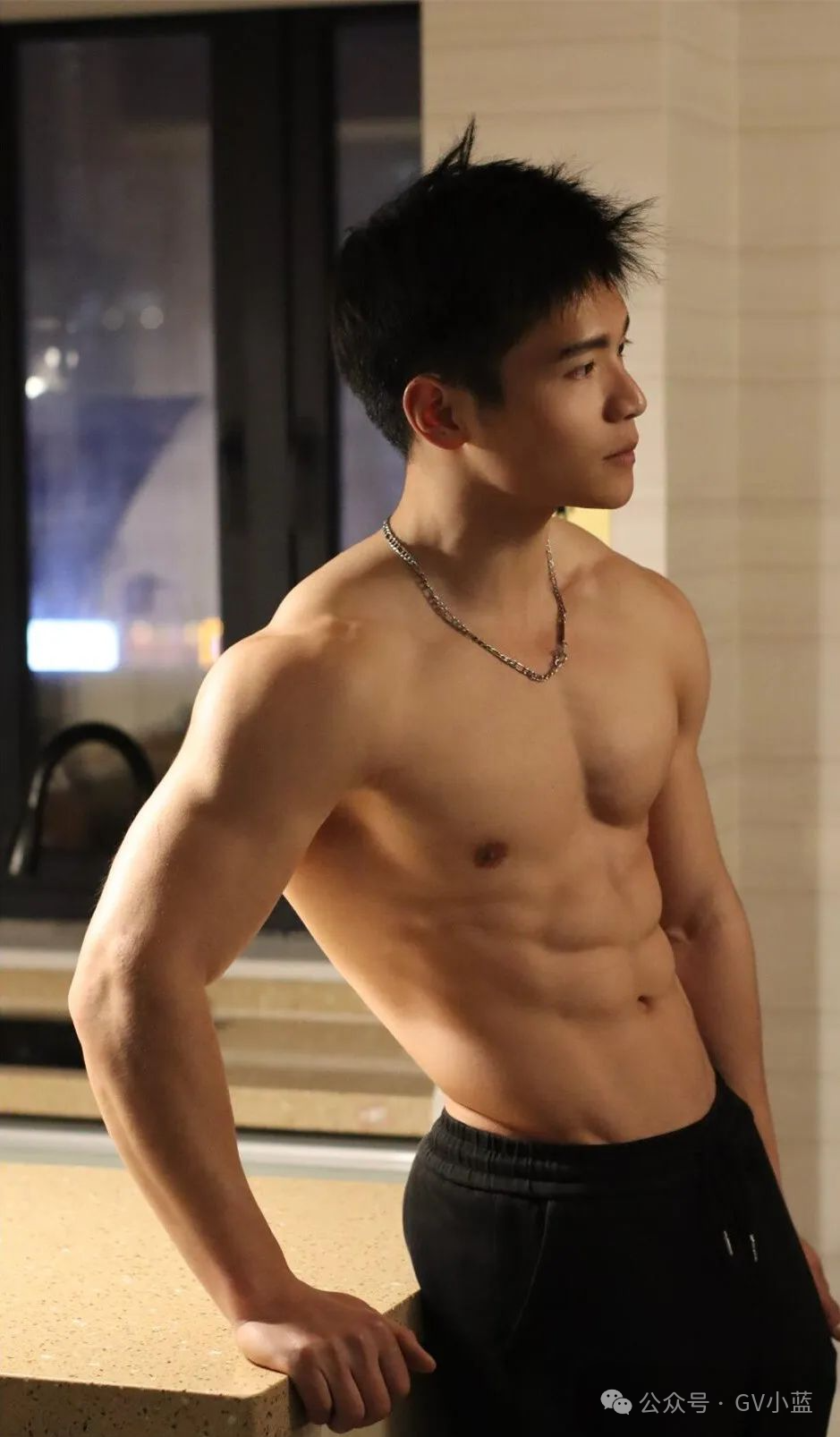 四川楼道里的腹肌体育生，模特兼私教