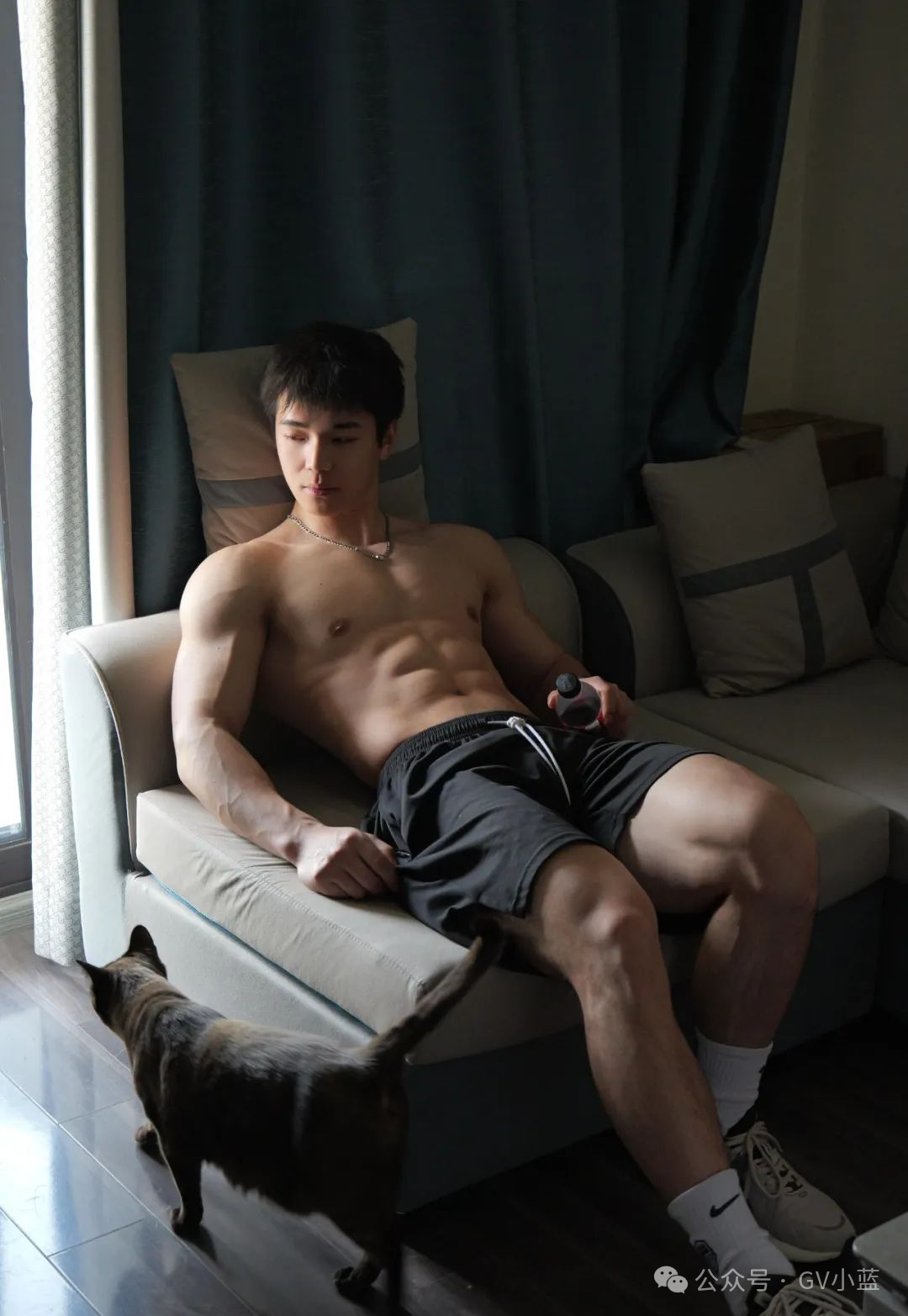 四川楼道里的腹肌体育生，模特兼私教