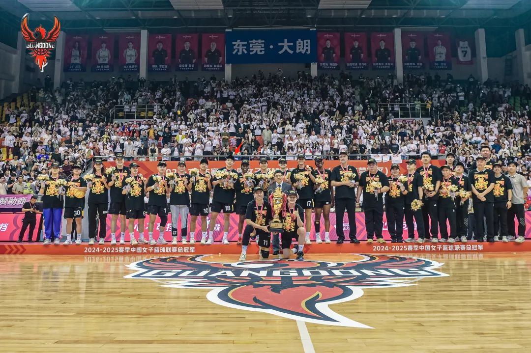 身穿18号球衣的陈明伶。