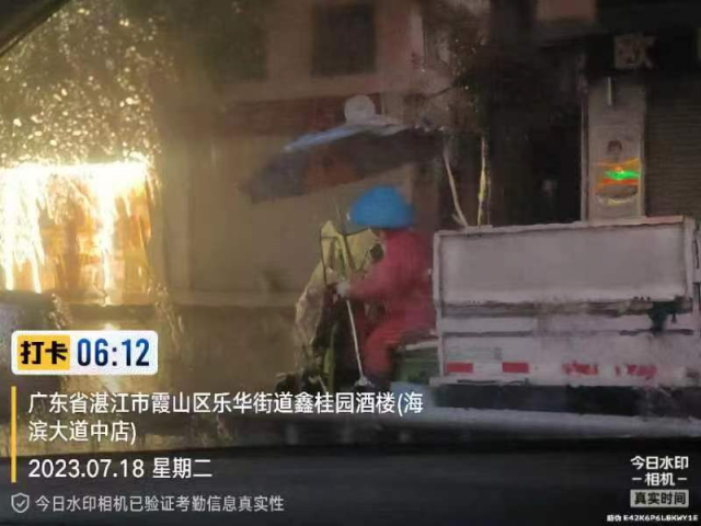 湛江市城综局市政人员凌晨开展排水工作。