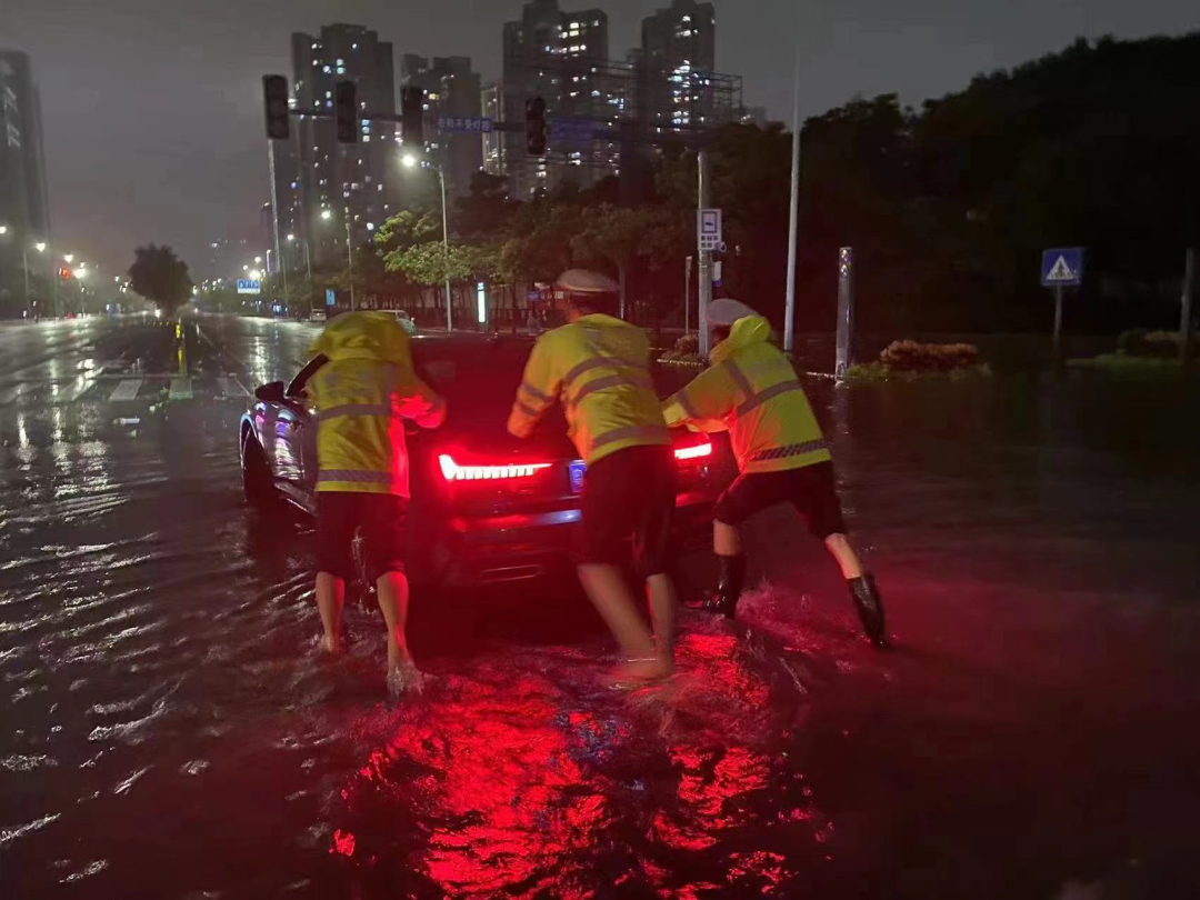 湛江交警保障市民出行安全。