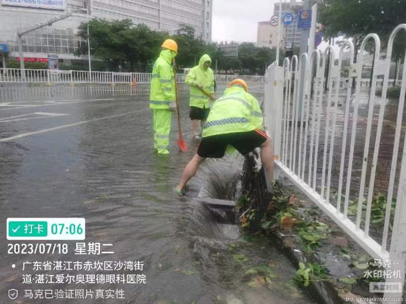 湛江市政人员开展排水工作。