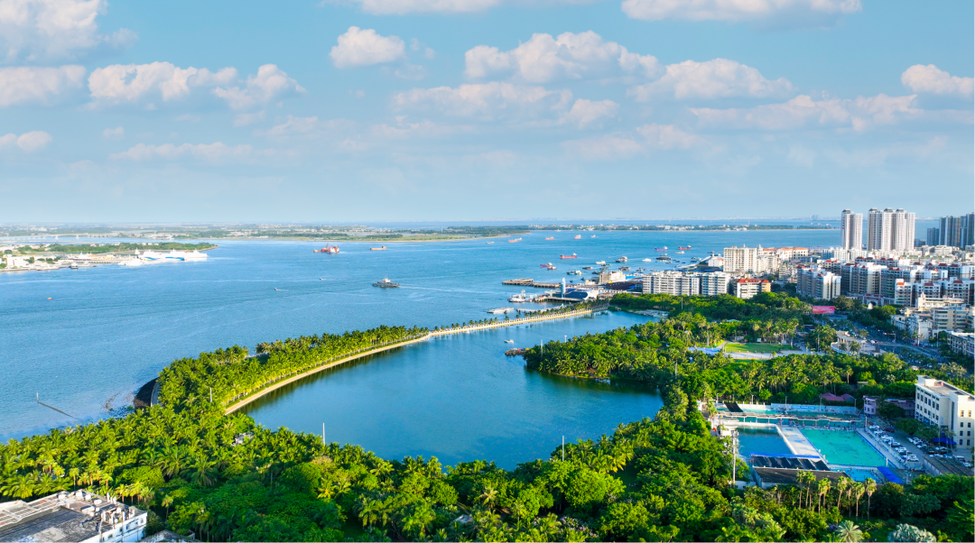 俯瞰霞山闹市中的海滨公园月亮湖。吴东俊 摄