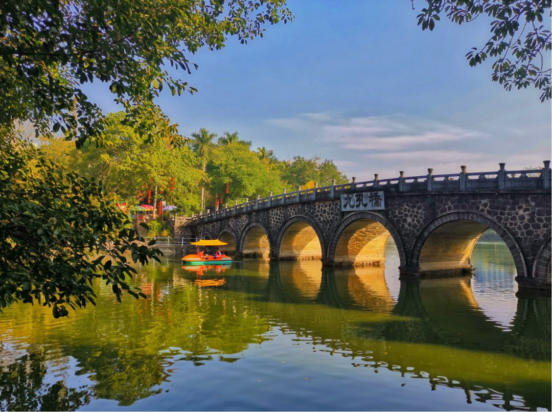 九孔桥静卧在月影湖上。受访者供图