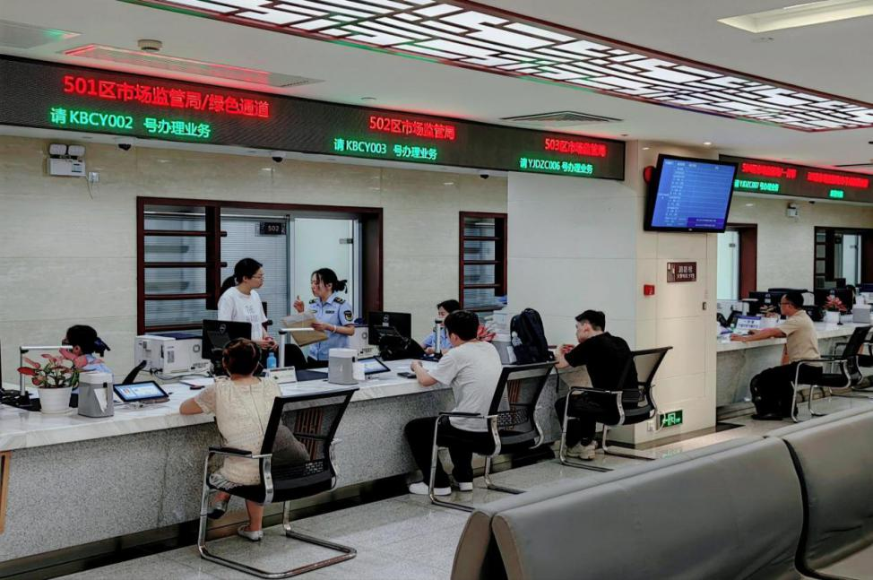 审批改革后，区市场监管局政务服务窗口井然有序.png