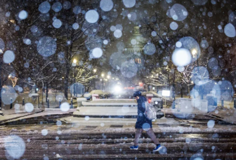 留意！华人无奈滞留机场！纽约多个回国航班被取消！暴风雪来袭 1亿人受影响