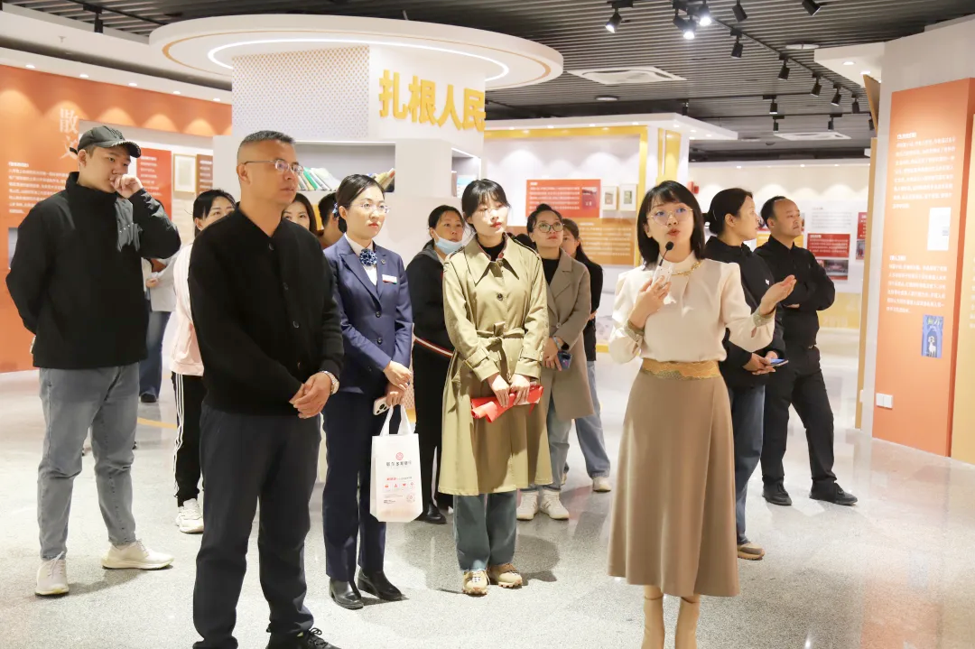 “扎根人民 文铸北疆”内蒙古文学七十年展览开展 第13张