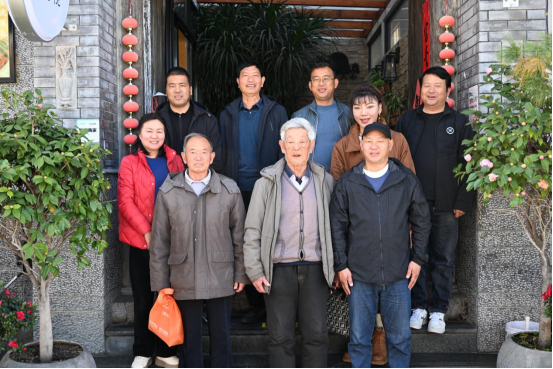 香职新闻｜情系离休老干部 走访慰问暖桑榆——院校组织开展元旦、春节前夕走访慰问离退休老干部工作暨新春团拜会（一）(图2)