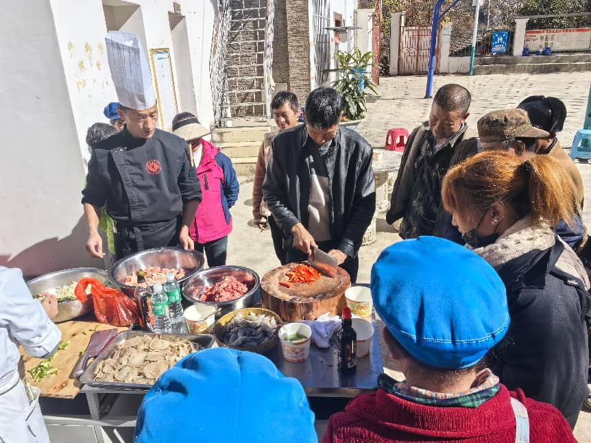 学院联合多单位开展劳动力转型升级烹饪技能培训 助力德钦搬迁群众稳就业促增收(图2)