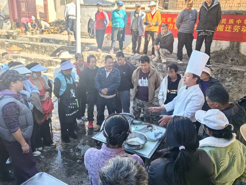 学院联合多单位开展劳动力转型升级烹饪技能培训 助力德钦搬迁群众稳就业促增收(图3)
