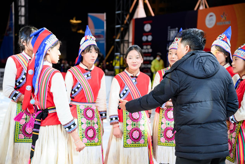 香职新闻｜篮球跃动赛场 青春绽放光芒—学院校参加2024-2025云南省城市篮球联赛总决赛文化展演活动(图4)