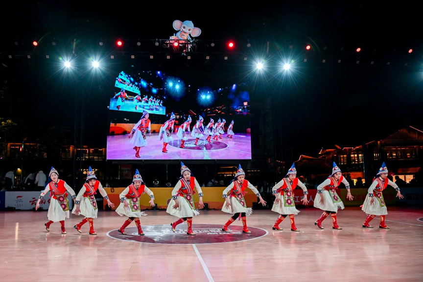 香职新闻｜篮球跃动赛场 青春绽放光芒—学院校参加2024-2025云南省城市篮球联赛总决赛文化展演活动(图2)